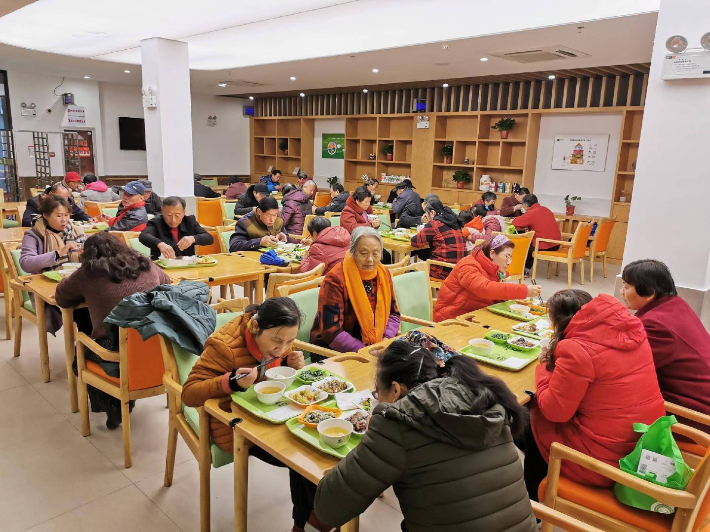 盘城街道相关准志愿者体验智慧餐厅助餐服务并就餐